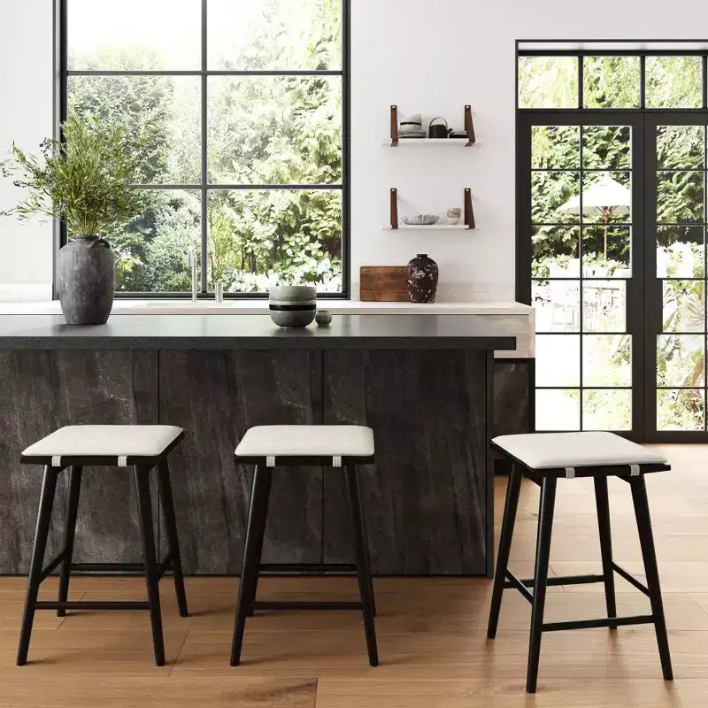 Sgabello da bar Barker Wood e Boucle, altezza bancone, nero: Rivestito in lino, altezza 63 cm