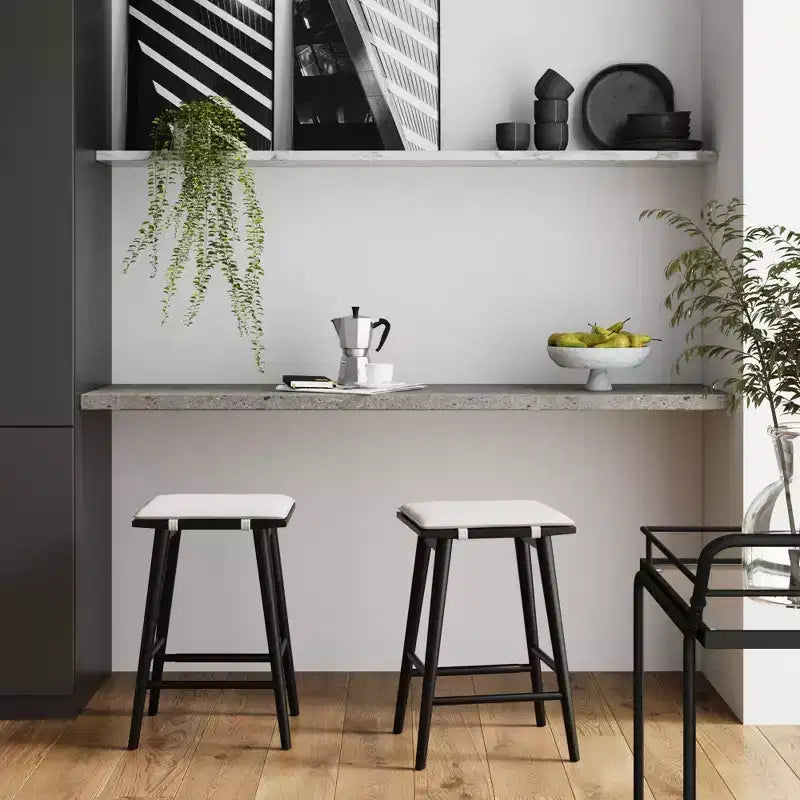 Sgabello da bar Barker Wood e Boucle, altezza bancone, nero: Rivestito in lino, altezza 63 cm