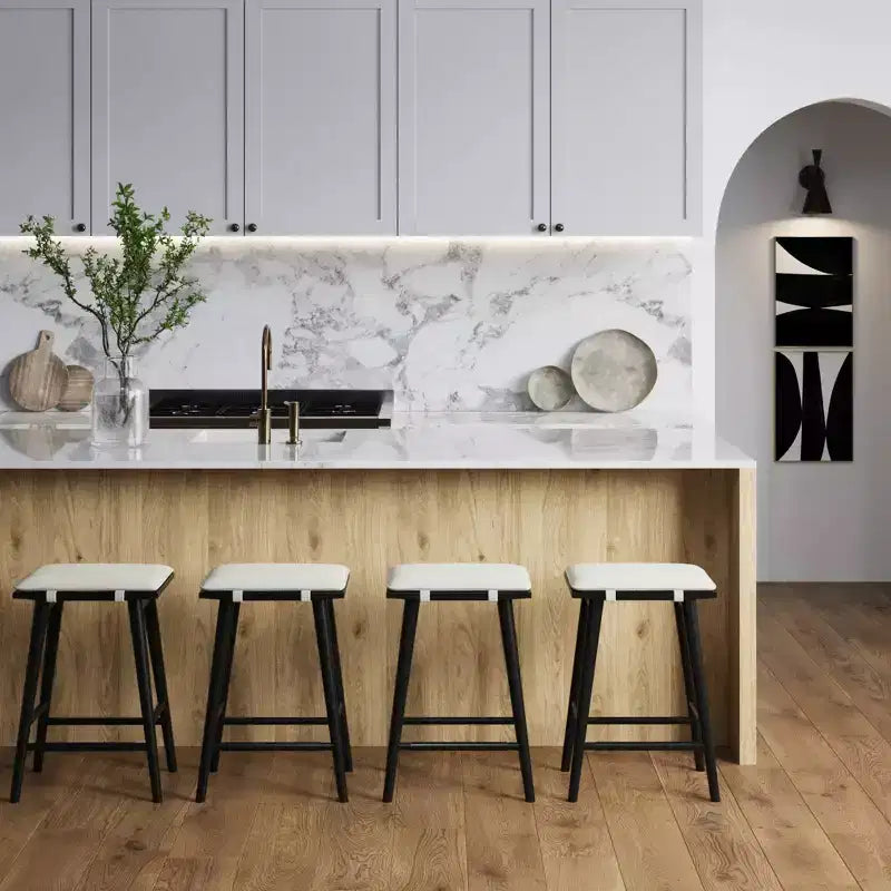 Sgabello da bar Barker Wood e Boucle, altezza bancone, nero: Rivestito in lino, altezza 63 cm