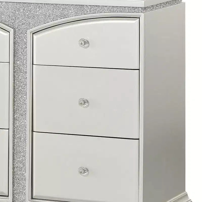Cassettiere Maverick 67" Platino - : Stile Glendale, 9 cassetti, pomelli in cristallo, nessun assemblaggio richiesto