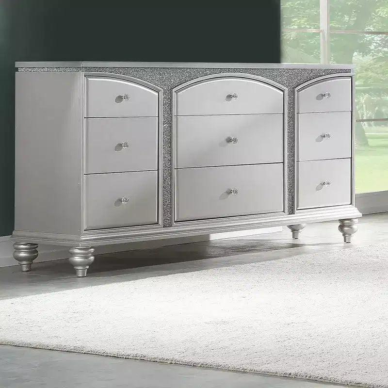 Cassettiere Maverick 67" Platino - : Stile Glendale, 9 cassetti, pomelli in cristallo, nessun assemblaggio richiesto