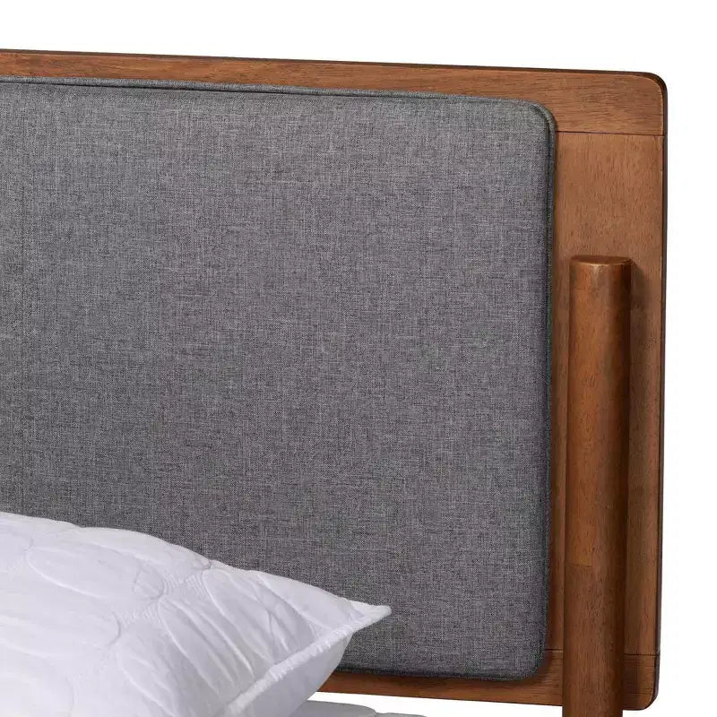 Letto a piattaforma King Powers in tessuto e legno: design di metà secolo, imbottito in schiuma, non richiede rete a molle
