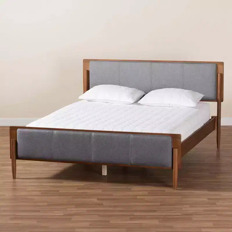 Letto a piattaforma King Powers in tessuto e legno: design di metà secolo, imbottito in schiuma, non richiede rete a molle