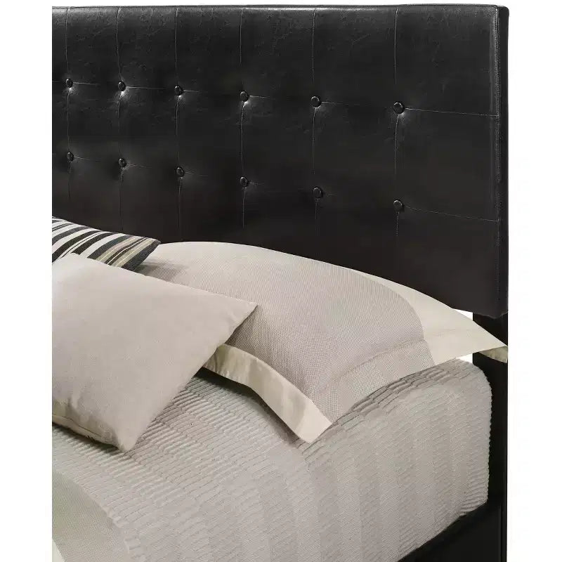 Letto king Caldwell con pannello trapuntato in similpelle e bottoni
