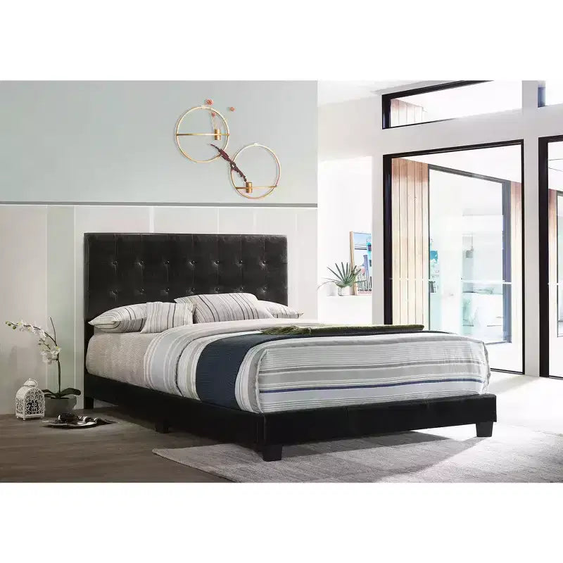 Letto king Caldwell con pannello trapuntato in similpelle e bottoni