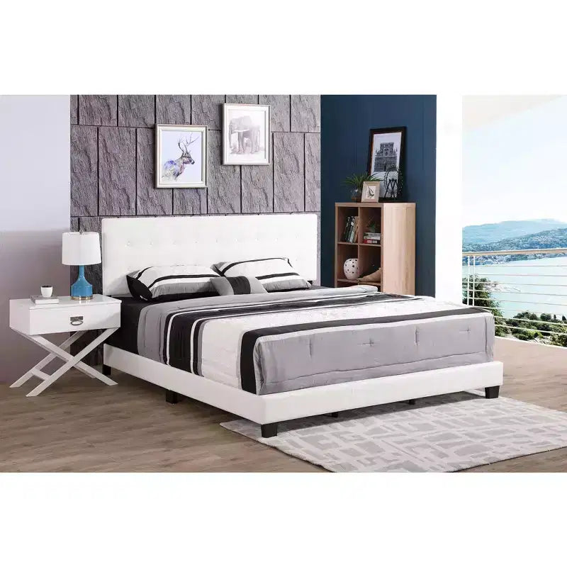 Letto king Caldwell con pannello trapuntato in similpelle e bottoni
