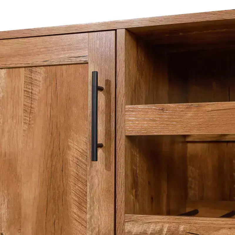 Mobile bar e credenza Elmont Classic con armadietto ad anta singola stile shaker con portabicchieri sospeso e ripiani aperti per bottiglie