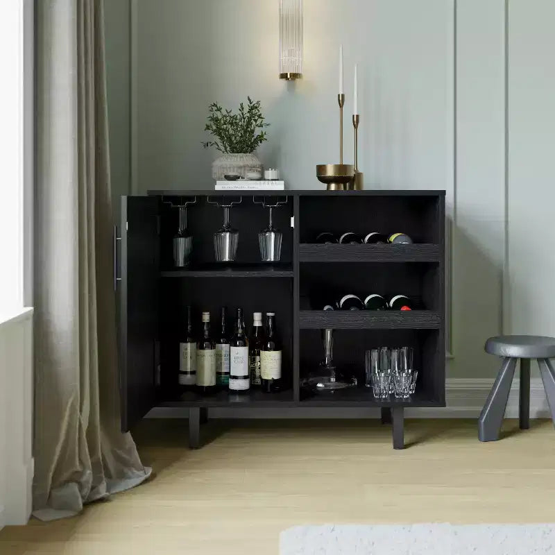 Mobile bar e credenza Elmont Classic con armadietto ad anta singola stile shaker con portabicchieri sospeso e ripiani aperti per bottiglie