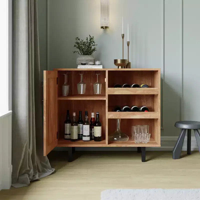 Mobile bar e credenza Elmont Classic con armadietto ad anta singola stile shaker con portabicchieri sospeso e ripiani aperti per bottiglie