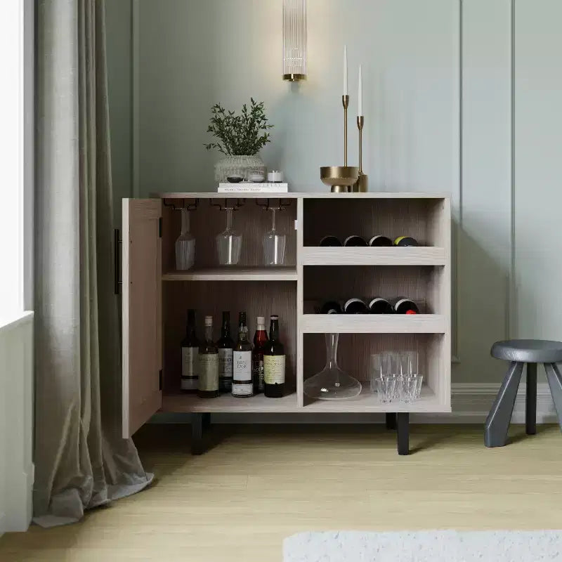 Mobile bar e credenza Elmont Classic con armadietto ad anta singola stile shaker con portabicchieri sospeso e ripiani aperti per bottiglie