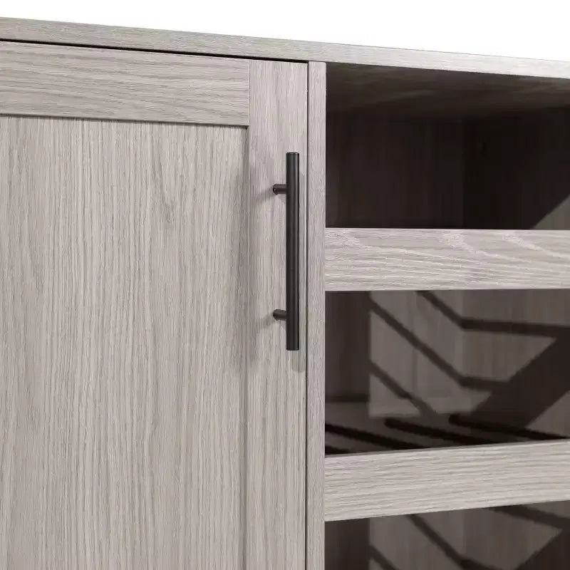 Mobile bar e credenza Elmont Classic con armadietto ad anta singola stile shaker con portabicchieri sospeso e ripiani aperti per bottiglie