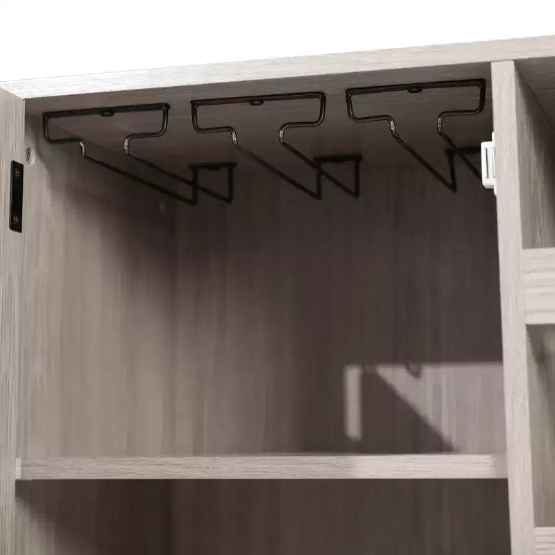 Mobile bar e credenza Elmont Classic con armadietto ad anta singola stile shaker con portabicchieri sospeso e ripiani aperti per bottiglie