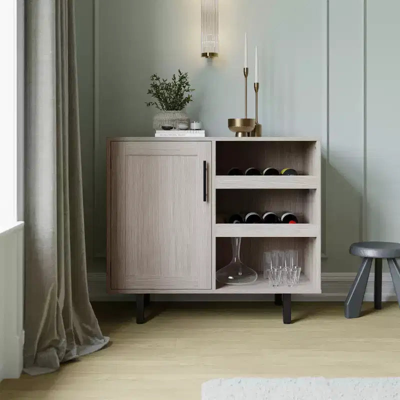 Mobile bar e credenza Elmont Classic con armadietto ad anta singola stile shaker con portabicchieri sospeso e ripiani aperti per bottiglie