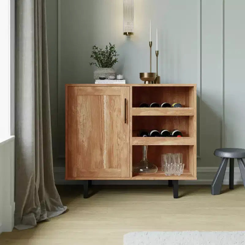 Mobile bar e credenza Elmont Classic con armadietto ad anta singola stile shaker con portabicchieri sospeso e ripiani aperti per bottiglie